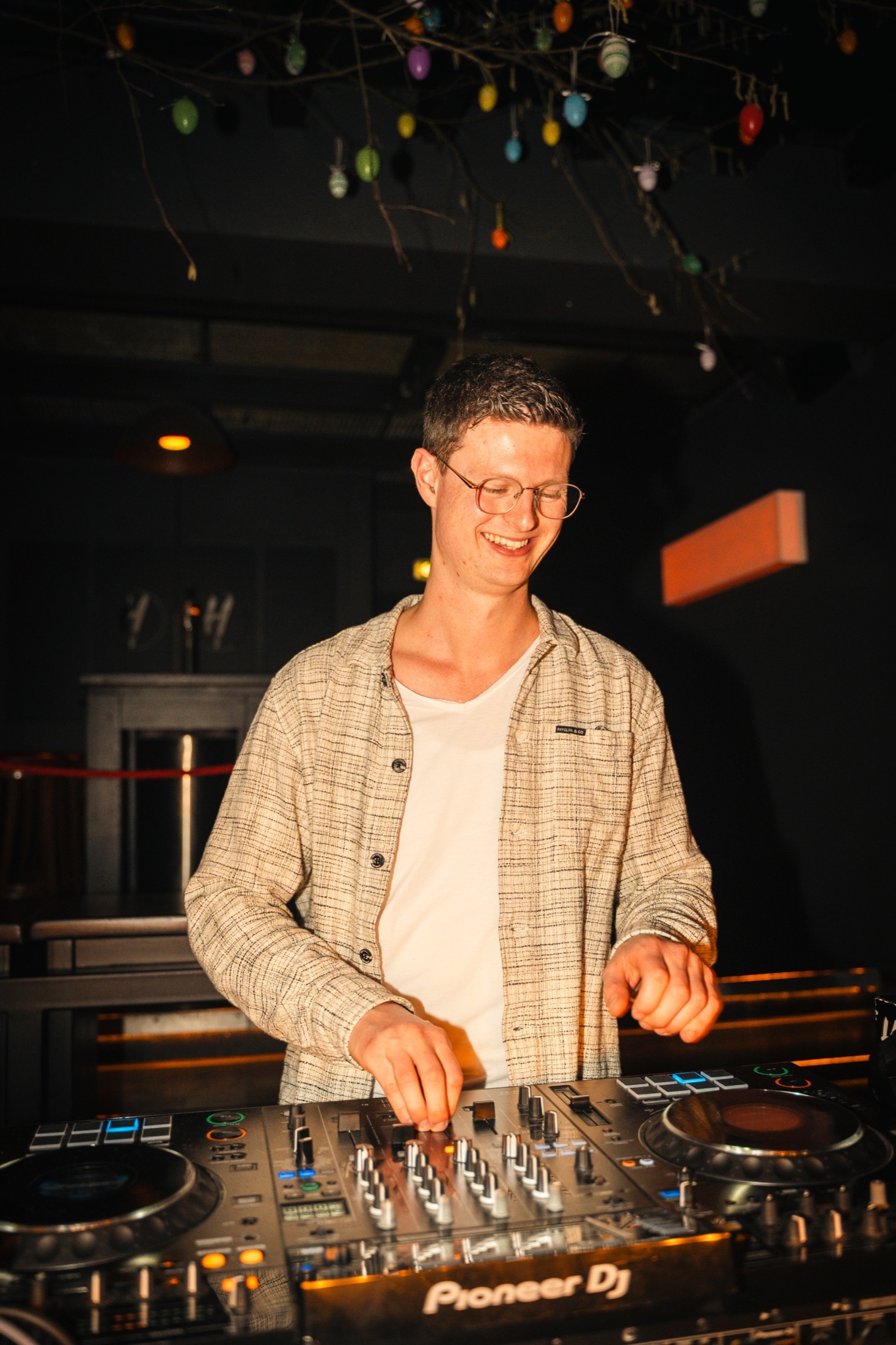 DJ Stefan Nöken konzentriert und gut gelaunt am Club-Pult
