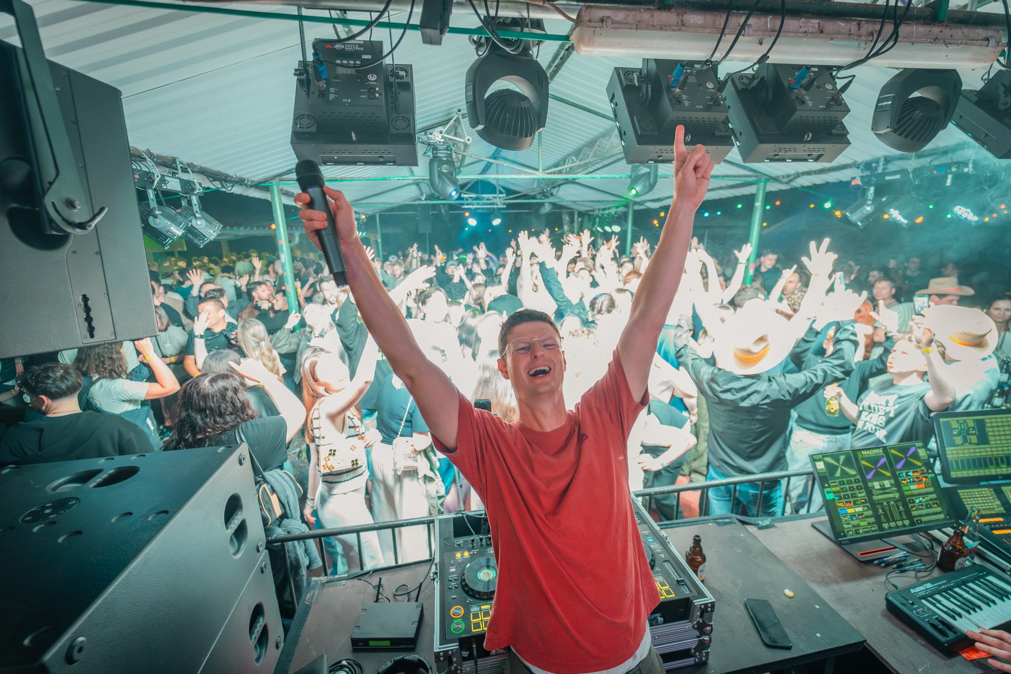 DJ Stefan Nöken vor einer feiernden Festivalmenge