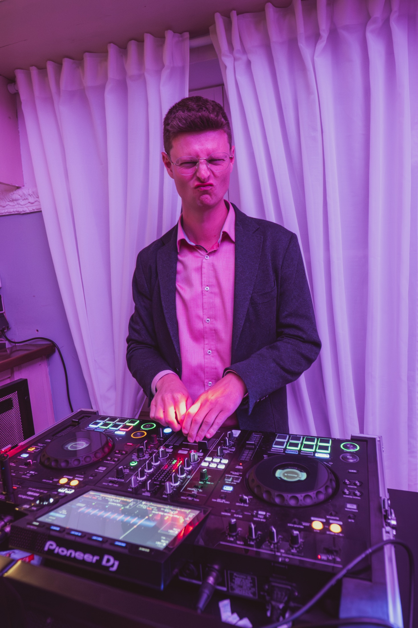 Stefan Nöken am DJ-Pult in farbigem Licht