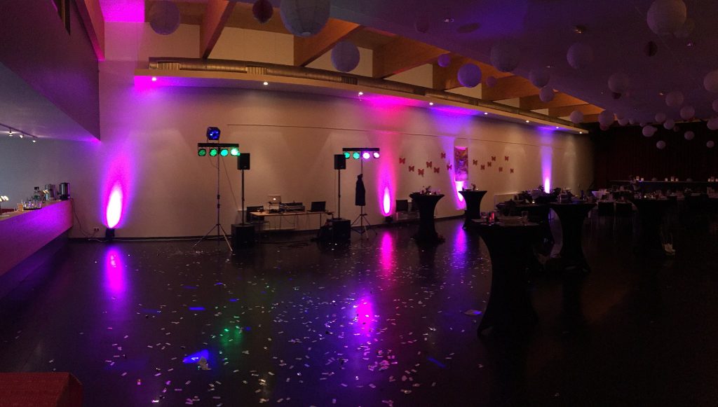 Großer Veranstaltungssaal mit Lichttechnik